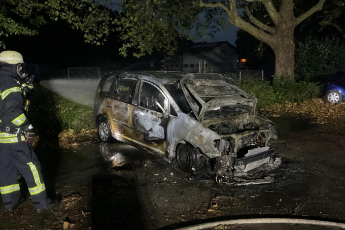 Minivan brennt am Sportplatz in Zunsweier