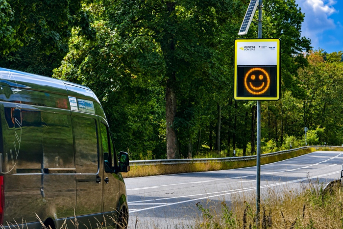 Hellenthal: Digitale Dialog-Displays für Verkehrssicherheit