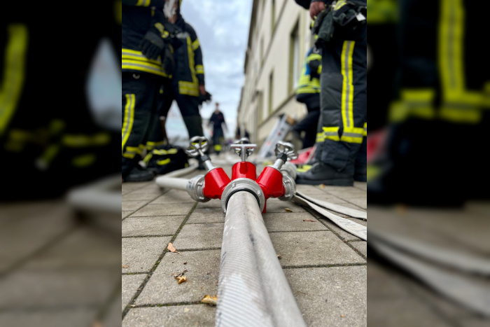 Neuss: Feuer in Küche auf Breite Straße, Drei Verletzte