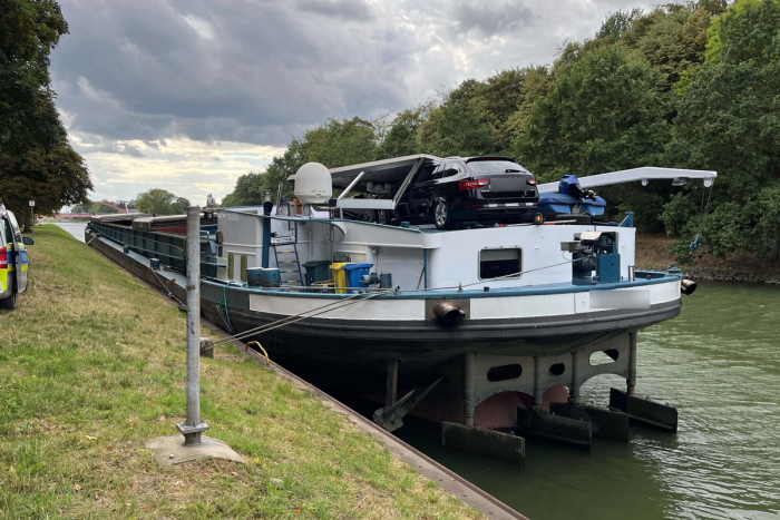 Datteln: Schiff kollidiert mit Sicherheitstor