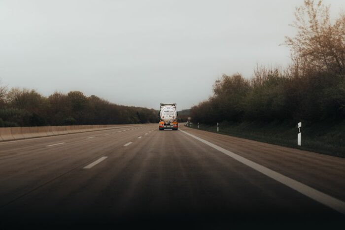 Vollsperrung bis zum Abend: Schwertransporter kracht um! A2 dicht | Regional
