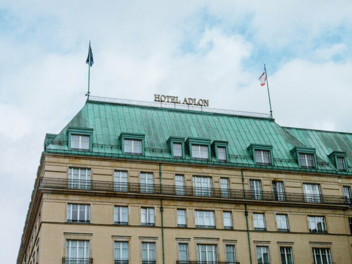 Hotel Adlon: Berlins berühmtestes Luxushotel steht zum Verkauf