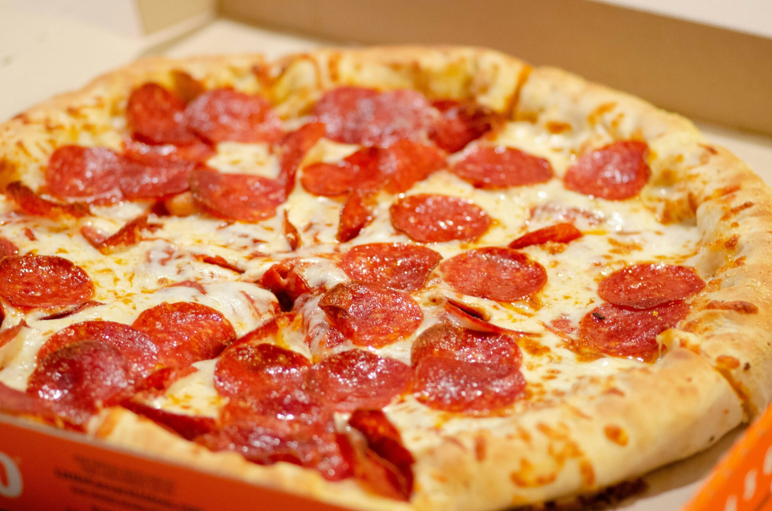 Wirt reagiert auf Kritik und schleudert Pizza auf enttäuschte Kundin