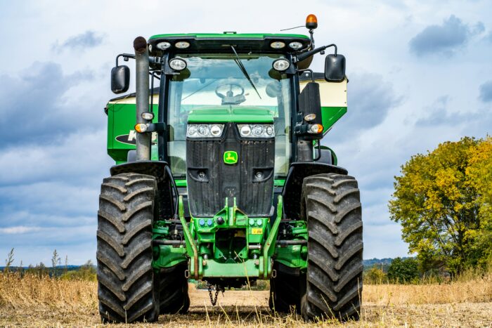 Landwirt erfasst eigenen Sohn mit Traktor
