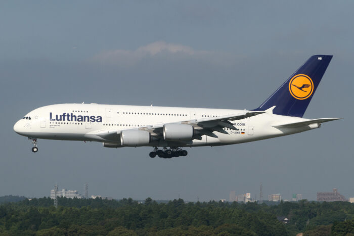 A380 setzt bei Landung zu früh auf und beschädigt Landebahn