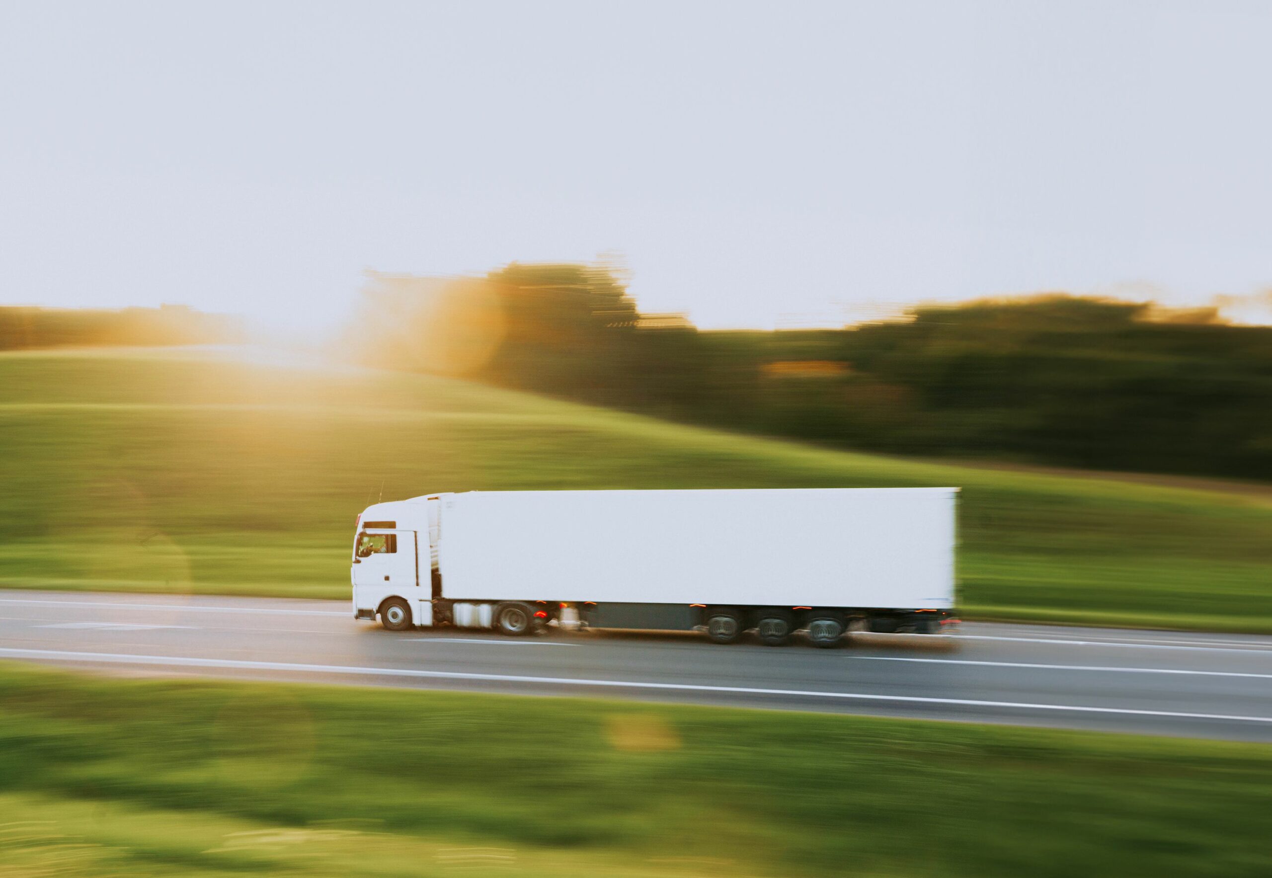 Weltweiter Anstieg der Elektro-Lkw und -Busse: China dominiert den Markt