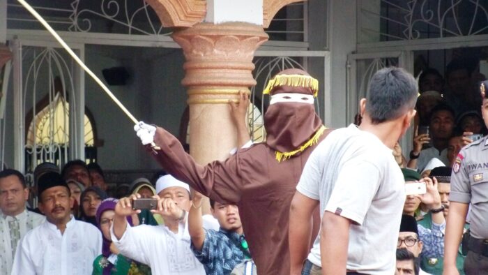 100 Schläge für Sex außerhalb der Ehe: Frauen und Männer in Indonesien öffentlich ausgepeitscht