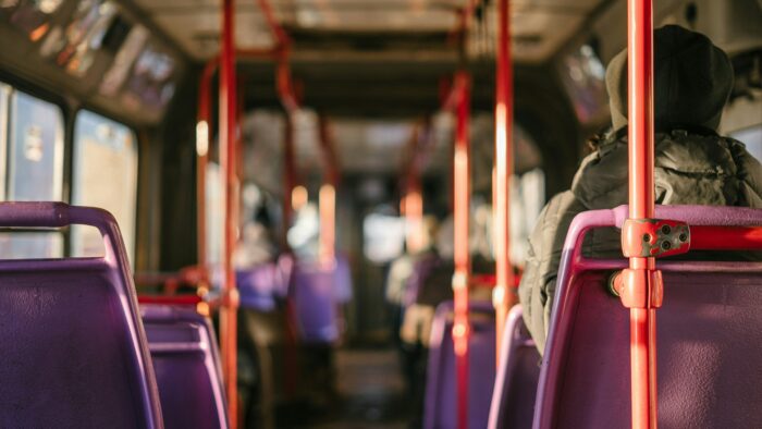 Mutter attackiert Tochter in Bus mit Messer