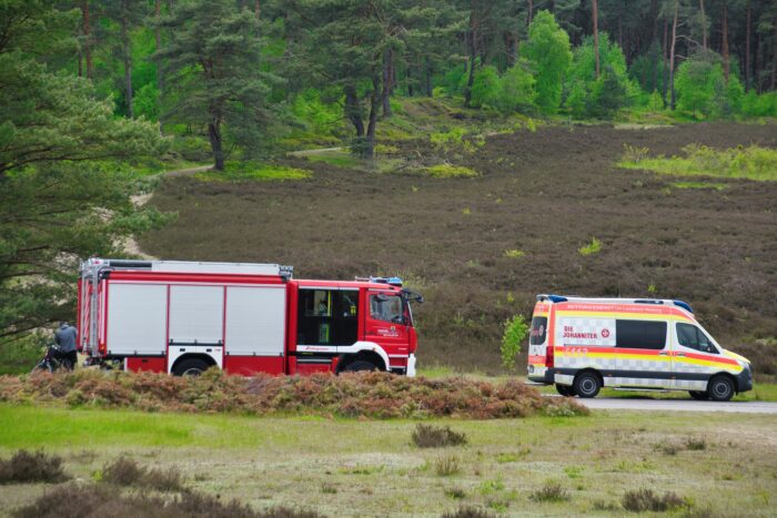 Schwerer Unfall in Bayern: Auto fängt nach Überschlag Feuer