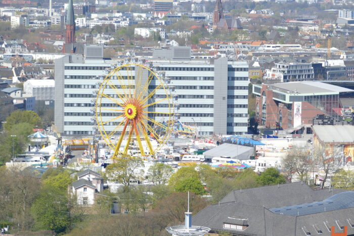 Hamburg: Menschen aus Kettenkarussell gerettet | Regional