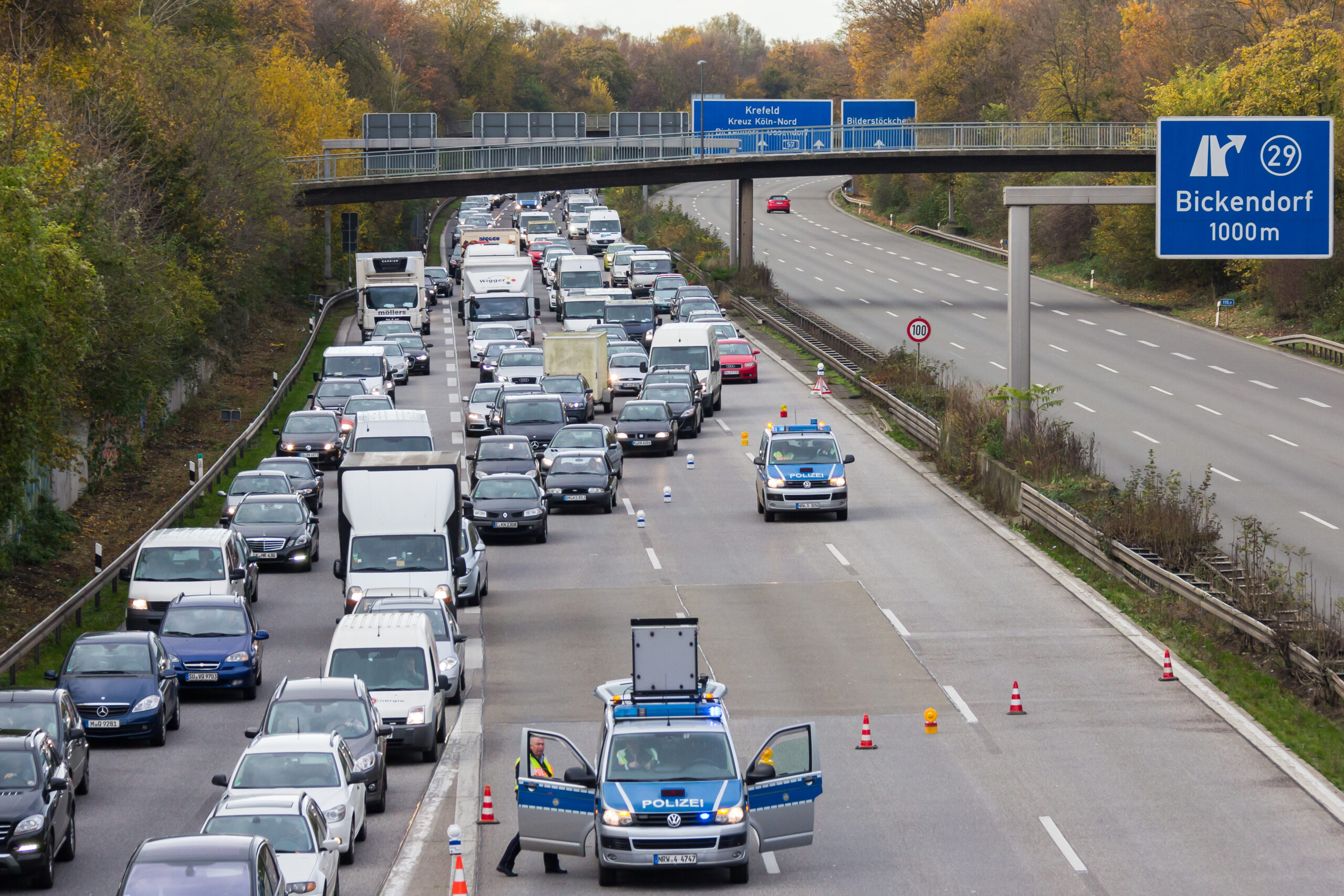 Tödlicher Verkehrsunfall auf der A1: Autobahn wegen Unfallserie stundenlang gesperrt
