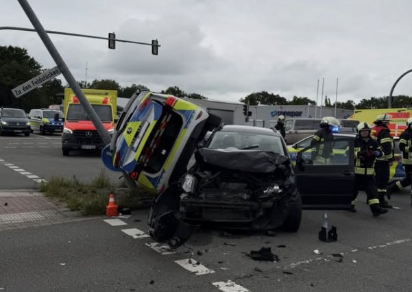 Unfall in Aurich: Streifenwagen kollidiert mit Pkw bei Rotlichtmissachtung