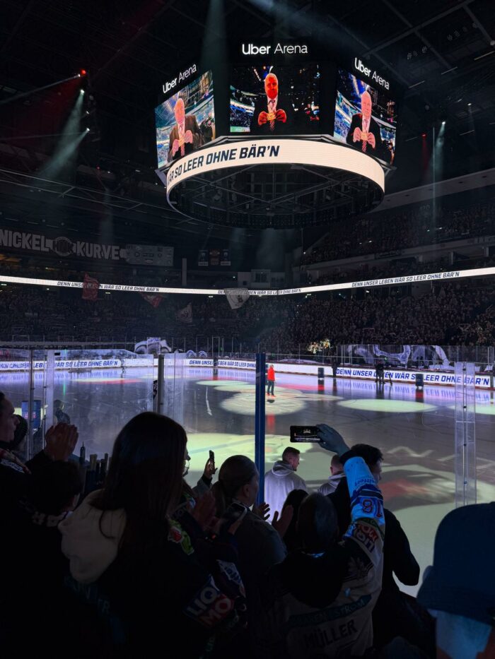 4:2-Sieg zum DEL-Auftakt: Eisbären schlagen Straubing durch Effizienz und Leidensfähigkeit