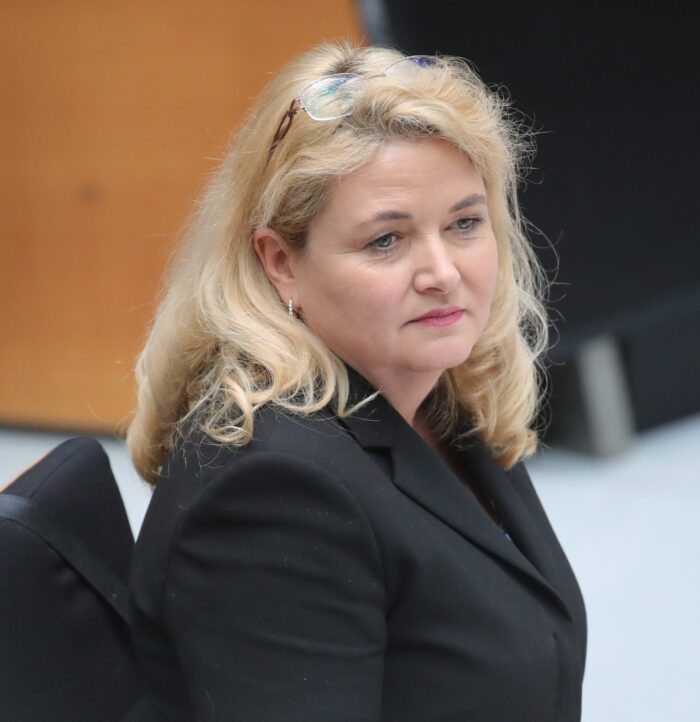 Nazi-Devotionalien gefunden: Berliner AfD-Spitzenkandidatin verteidigt Mitarbeiter nach Razzia