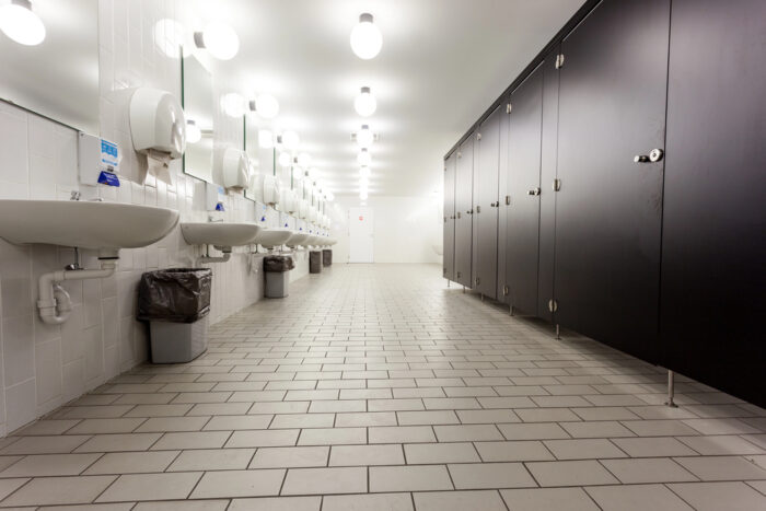 Warum Frauen öfter an öffentlichen Toilette Schlange stehen