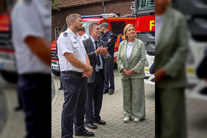Innensenatorin Dr. Eva Högl besucht Freiwillige Feuerwehr Weddewarden