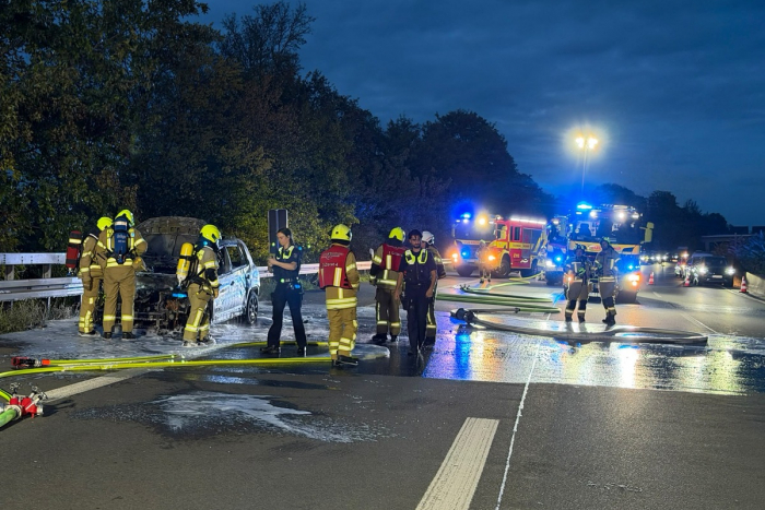 Feuerwehr Ratingen löscht PKW-Brand auf der BAB 52