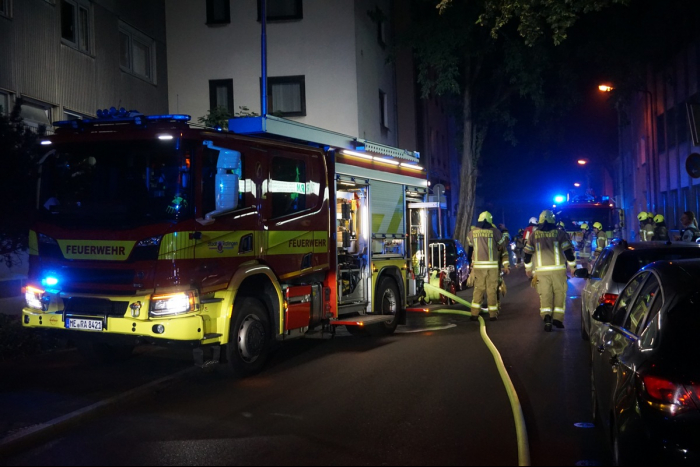Feuerwehr Ratingen löscht Kellerbrand in Stadtmitte