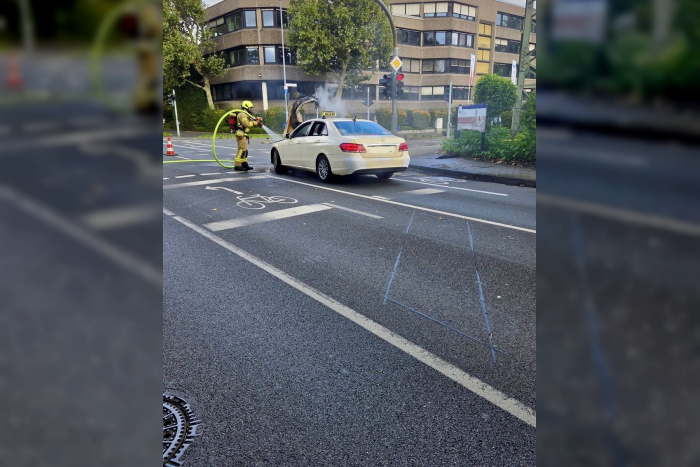 Ratingen: Brand in Taxi im Stadtteil West