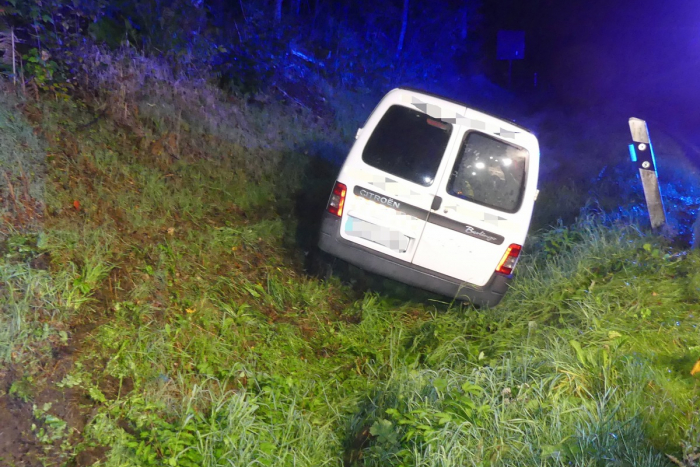 Reichshof: Auto landet im Graben