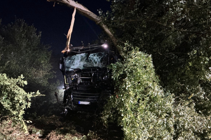 Kalkar: Verkehrsunfall auf der B67, Rübentransporter kommt von der Fahrbahn ab