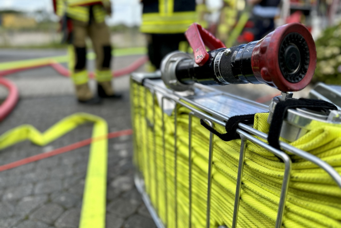 Feuerwehr löscht Garagenbrand in Alpen