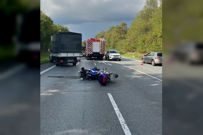 Bielefeld: Unfall mit Motorradfahrer nach Wendemanöver