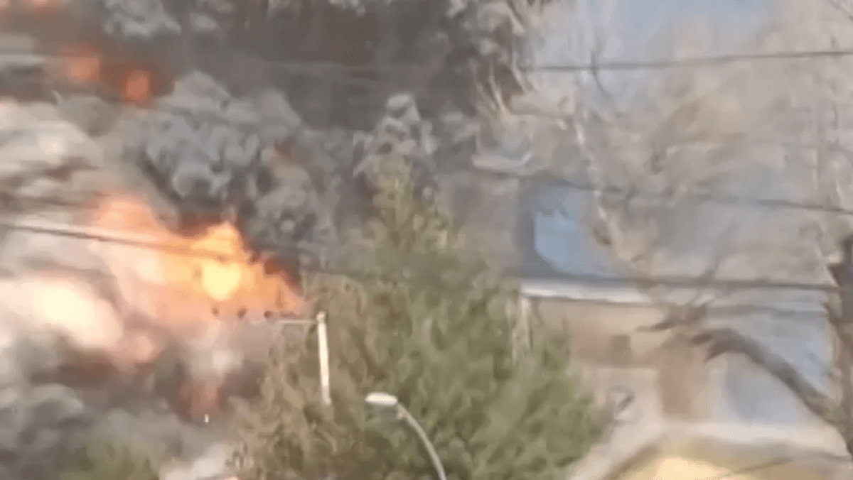 Spektakuläre Explosionen in Viacha: Militärgebäude schwer getroffen
