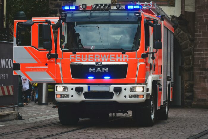 Gefahrguttransporter explodiert auf A1 – Trümmer über beide Fahrbahnen verteilt