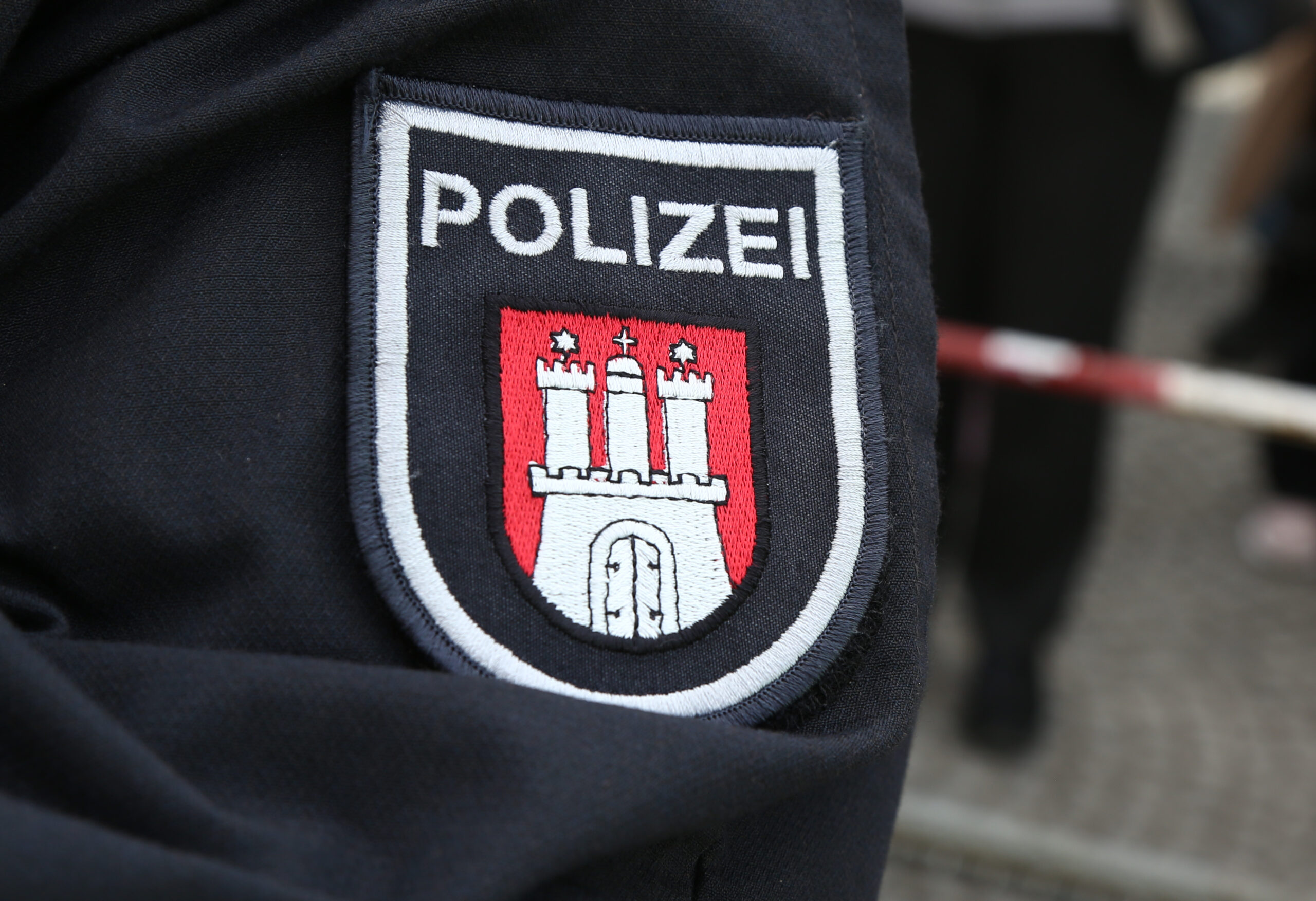 Säugling in Kühltruhe gefunden: Ermittlungen gegen Eltern wegen mutmaßlichen Kindeshandels.