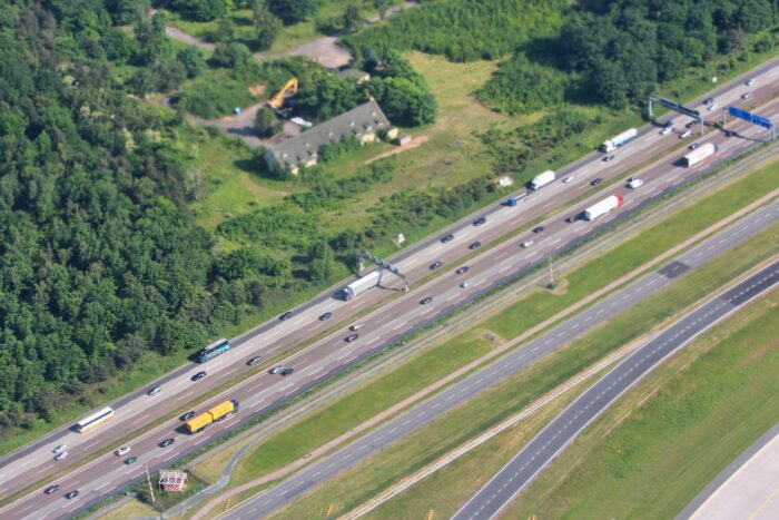Lkw stürzt auf Autobahn am Dreieck Potsdam um