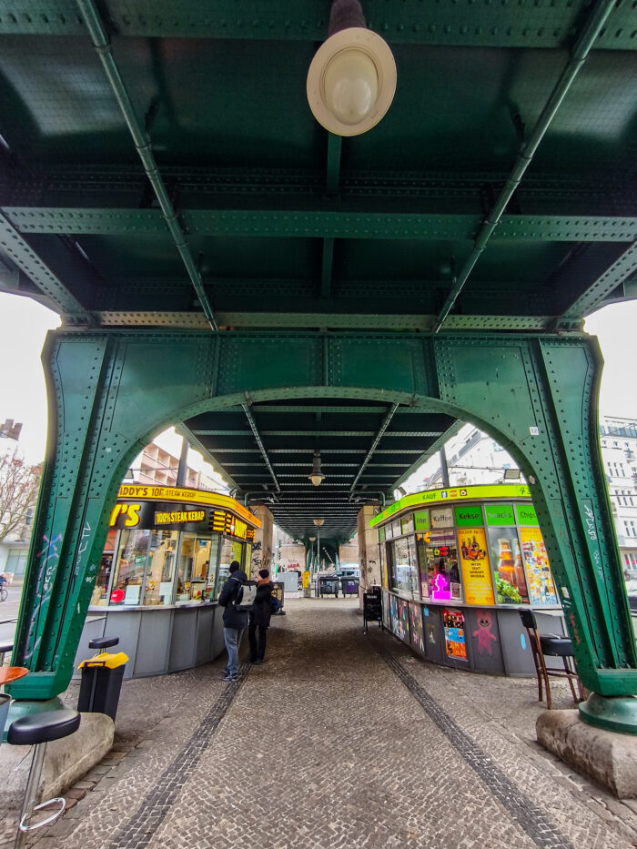 Schönhauser Allee Pankow: U-Bahn erfasst Menschen – tot auf dem Gleis
