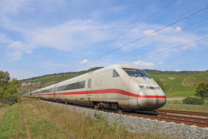 Mecklenburg-Vorpommern: Mann wird an Bahnhof auf Rügen von ICE erfasst und stirbt