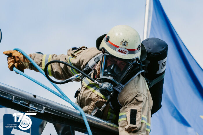 Berliner Feuerwehr: 20. Berlin Firefighter Combat Challenge: Jubiläum, internationale Spitzenleistungen und eine besondere Ehrung