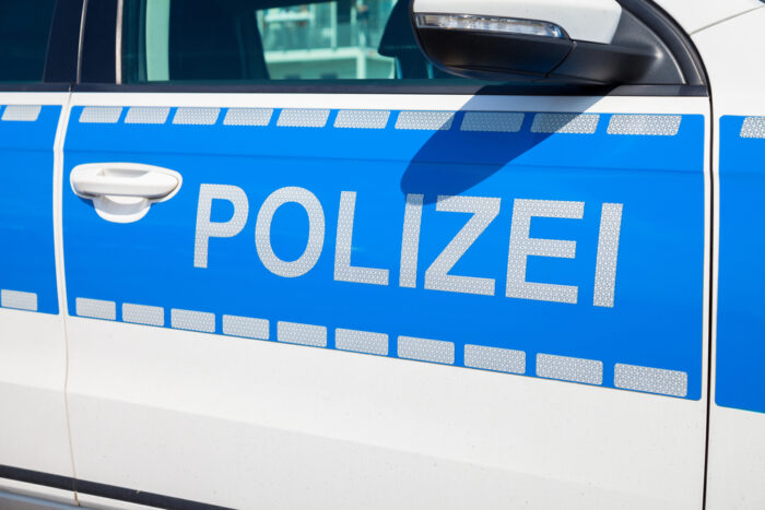 Baden-Württemberg: Unbekannte stechen auf Taxifahrer ein