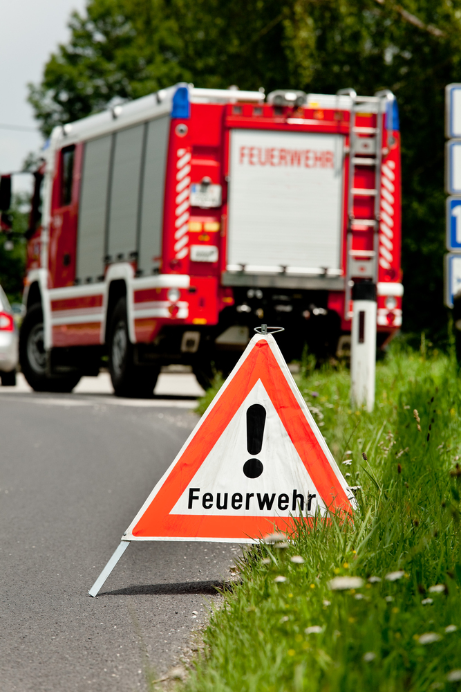 Unfall mit mehreren Fahrzeugen - drei Menschen verletzt