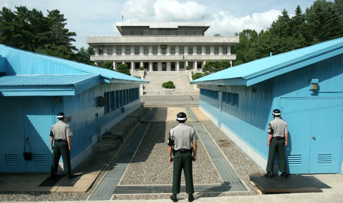 Kanzler Merz betritt bei Grenzbesuch die nordkoreanische Seite