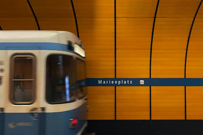 Bayern: Seniorin stürzt rückwärts ins U-Bahn-Gleis