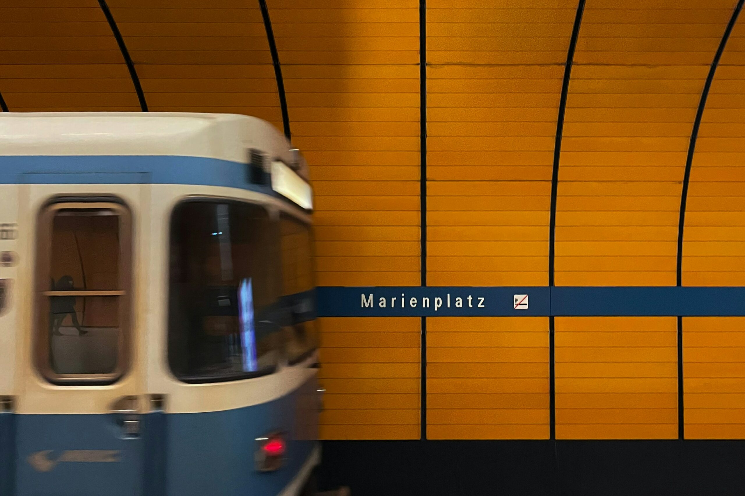 U-Bahn-Unfall in München: Seniorin stürzt und verletzt sich schwer beim Rückwärtsgehen