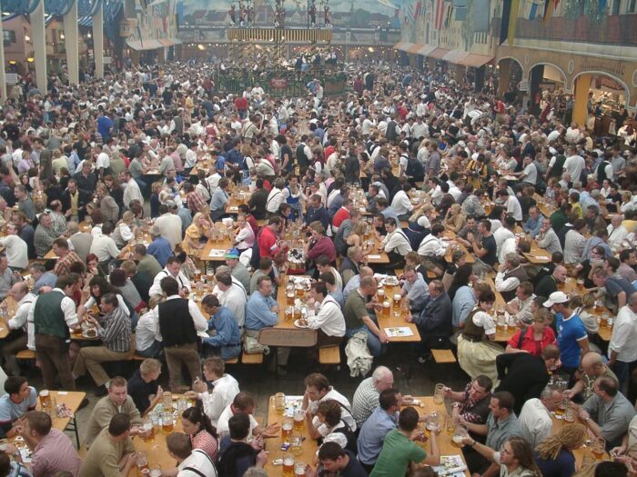 Am Tisch der Linkspartei: Israel-Hasser singen „Free Palestine“ auf Oktoberfest