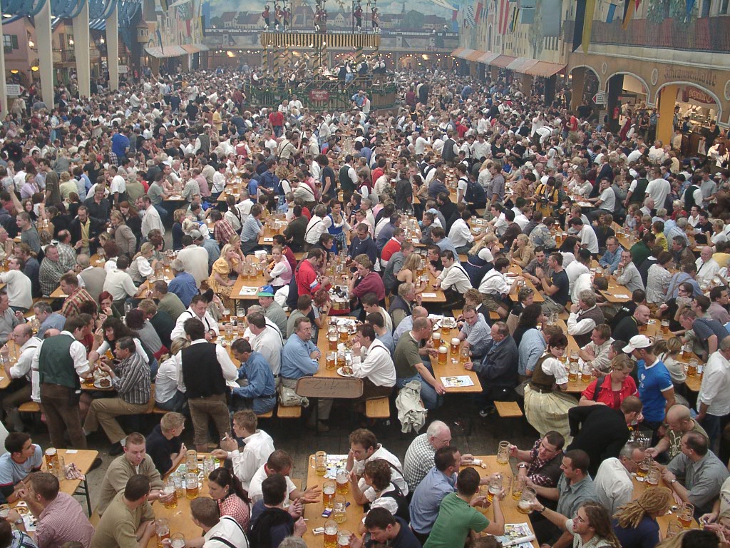 Politische Spannungen im Schottenhamel-Zelt während des Oktoberfests