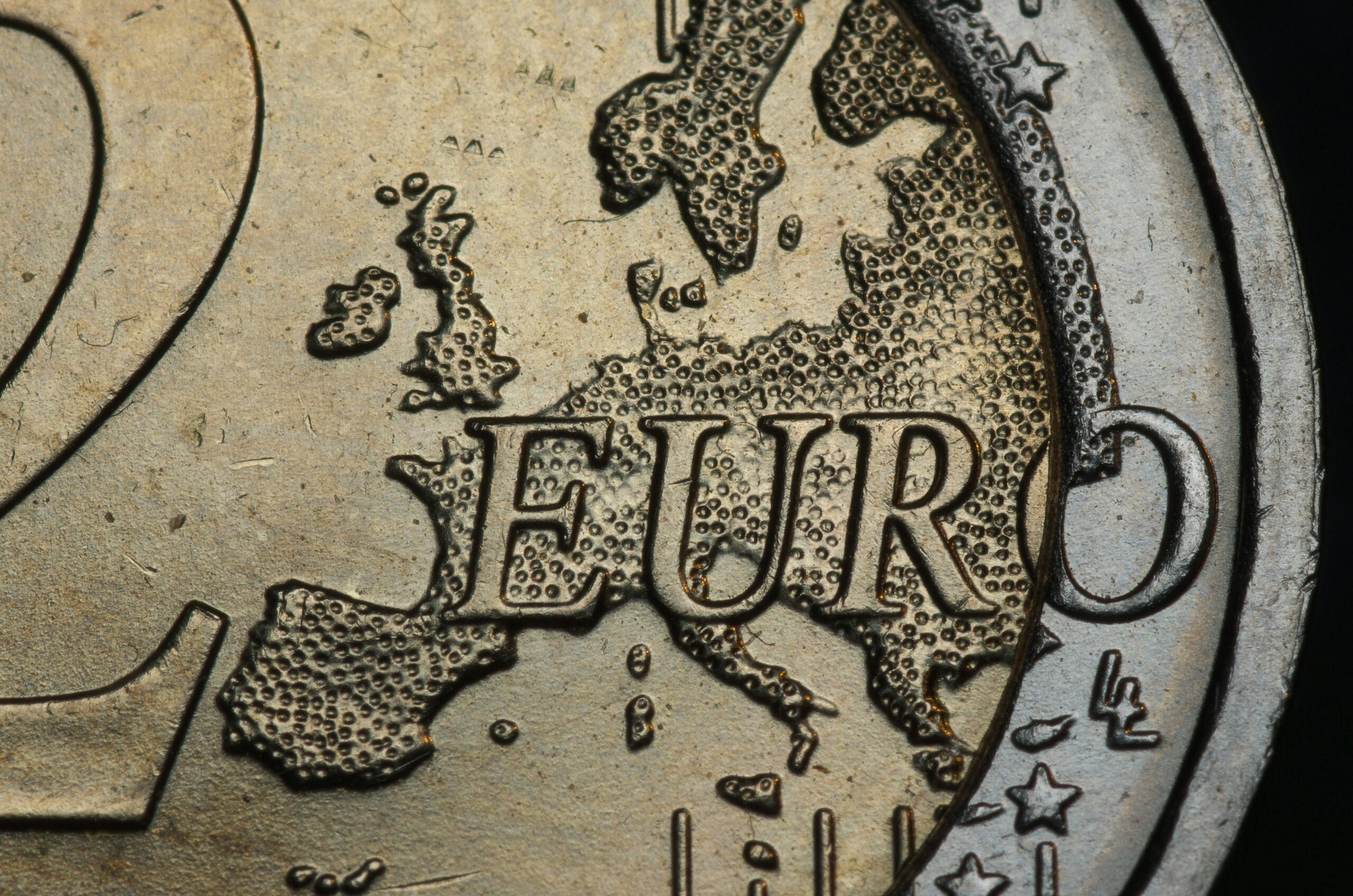 Analyse der Euro-Schwäche: Wirtschaftliche Herausforderungen und politische Einflüsse