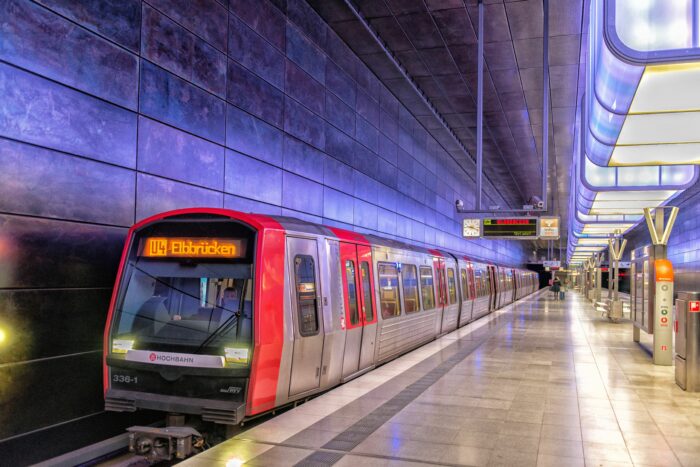 Hamburg & Schleswig-Holstein: Frau torkelt und stürzt vor U-Bahn - schwer verletzt