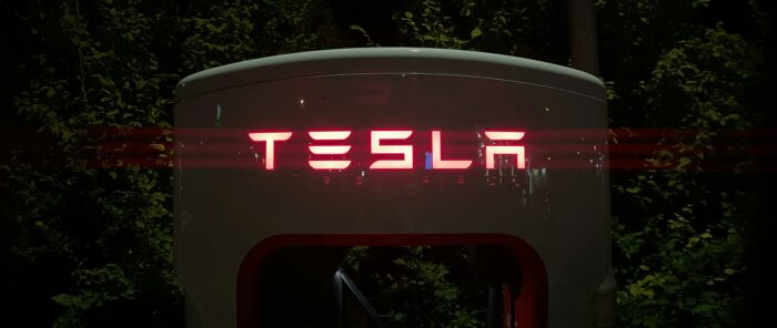 Börse dennoch sehr zufrieden: Tesla bricht der Gewinn drastisch ein