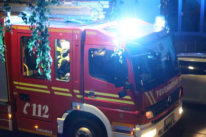 Rettung über Lichtschacht: Acht Menschen bei Brand verletzt