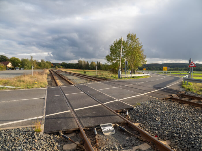 Tauberbischofsheim: Radfahrer wird an unbeschranktem Bahnübergang von Zug erfasst und stirbt