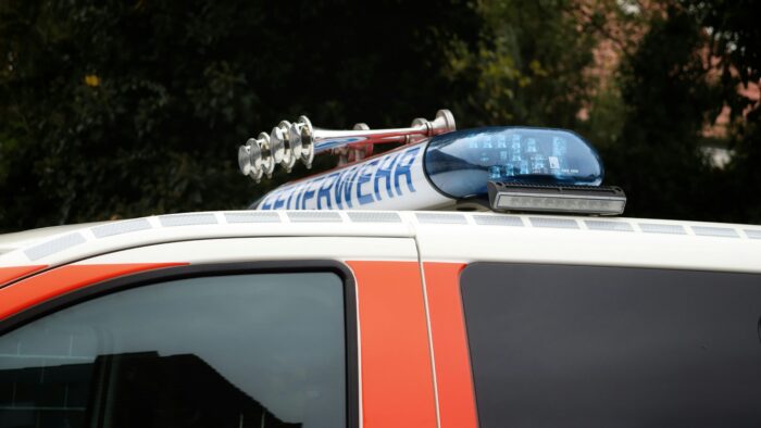 Bad Oldesloe): Bus mit 20 Kindern kracht in Haus